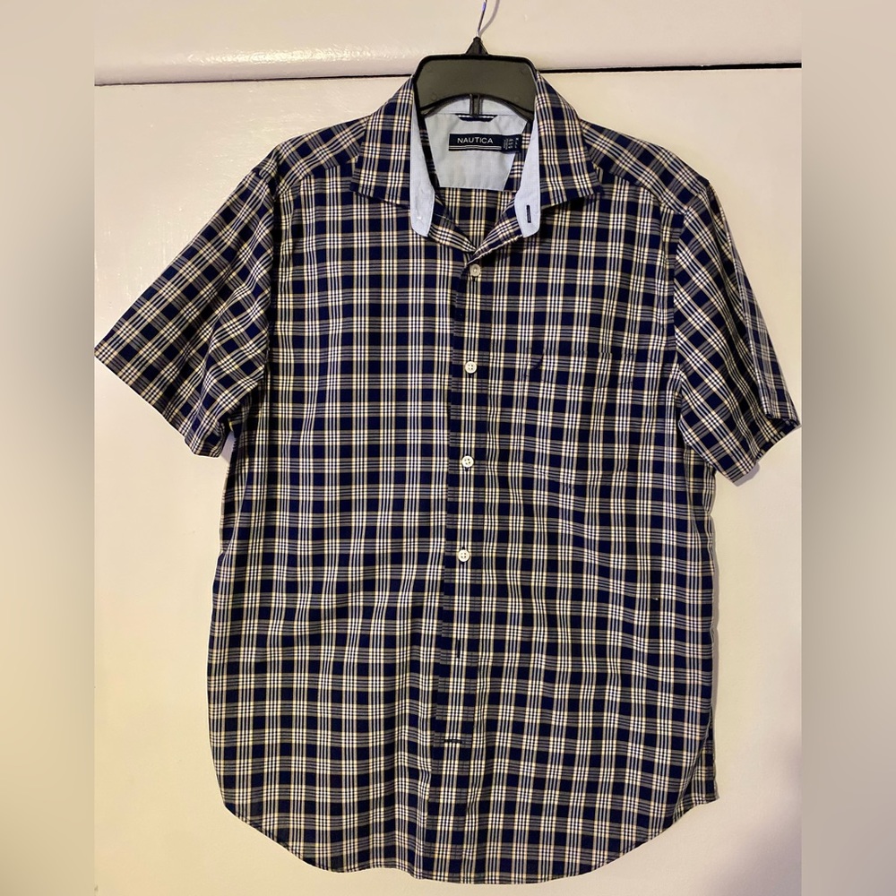 Men’s Nautica, summer button-down shirt, short sleeve size medium. Like new.
